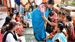ವರಮಹಾಲಕ್ಷ್ಮಿ ಹಬ್ಬದ ಸಂಭ್ರಮ: ಮಹಿಳೆಯರಿಗೆ ಉಡಿ ತುಂಬಿ ಶುಭ ಹಾರೈಸಿದ ಧಾರವಾಡ ಅಪರ ಜಿಲ್ಲಾಧಿಕಾರಿ