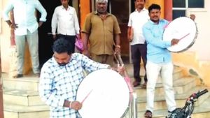  ವಿಜಯಪುರ: ಬಾರ್ ಮುಂದೆ ಹಲಿಗೆ ಬಾರಿಸಿದ ಪೌರಕಾರ್ಮಿಕರು, ತೆರಿಗೆ ಪಾವತಿಸುವಂತೆ ಒತ್ತಾಯ
