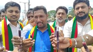  ಕಾವೇರಿ ಕಿಚ್ಚು: ರಾಮನಗರದಲ್ಲಿ ಸಿರಿಂಜ್‌ನಲ್ಲಿ ರಕ್ತ ತೆಗೆದು ರಸ್ತೆಗೆ ಚೆಲ್ಲಿದ ಪ್ರತಿಭಟನಾಕಾರರು