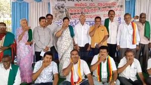 ಕಾವೇರಿ ಕೂಗು-2ನೇ ದಿನಕ್ಕೆ ಕಾಲಿಟ್ಟ ಧರಣಿ: ಅಯ್ಯಯ್ಯೋ ಅನ್ಯಾಯ ಎಂದು ಬಾಯಿ ಬಡಿದುಕೊಂಡ ರೈತರು