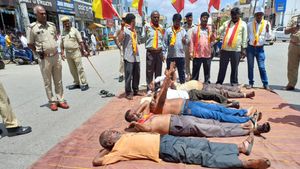  Cauvery dispute: ಚಾಮರಾಜನಗರದ ಬಳಿಯ ರಾಷ್ಟ್ರೀಯ ಹೆದ್ದಾರಿಯಲ್ಲಿ ಕನ್ನಡಪರ ಸಂಘಟನೆಗಳ ಮುಖಂಡರಿಂದ ಉರುಳು ಸೇವೆ