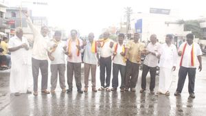  ಮಳೆಯಲ್ಲೂ ಆರದ ಕಾವೇರಿ ಕಿಚ್ಚು: ಚಾಮರಾಜನಗರದಲ್ಲಿ ನಿರಂತರ ಹೋರಾಟ