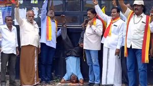  ಕಾವೇರಿ ಕಿಚ್ಚು: ಚಾಮರಾಜನಗರದಲ್ಲಿ ತಲೆ ಕೆಳಗಾಗಿ ನಿಂತು ಚಳವಳಿ ನಡೆಸಿದ ಕನ್ನಡಪರ ಸಂಘಟನೆ