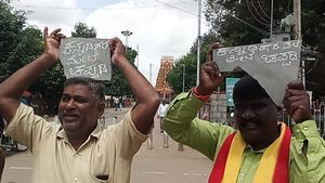  Cauvery dispute: ‌ತಲೆ ಮೇಲೆ ಕಲ್ಲು ಹೊತ್ತು ಪ್ರತಿಭಟನೆ ನಡೆಸಿದ ಕನ್ನಡಪರ ಸಂಘಟನೆಗಳು