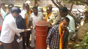  ತಮಿಳುನಾಡಿಗೆ ಕಾವೇರಿ ನೀರು: ರಾಷ್ಟ್ರಪತಿಗೆ ಪತ್ರ ಬರೆದ ಪ್ರತಿಭಟನಾಕಾರರು, ಪತ್ರದಲ್ಲಿ ಏನಿದೆ ತಿಳಿಯಿರಿ