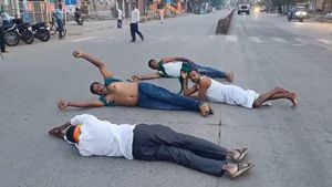  ಕಾವೇರಿ ಕಿಚ್ಚು: ಚಾಮರಾಜನಗರದಲ್ಲಿ ತಮಟೆ ಬಾರಿಸಿ ರಸ್ತೆ ತಡೆ, ಅರೆ ಬೆತ್ತಲೆ ಉರುಳುಸೇವೆ