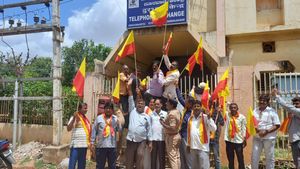  ಚಾಮರಾಜನಗರ: ನಾವು ಕೂಡ ರಾಜ್ಯದಲ್ಲಿ ತಮಿಳು ಚಿತ್ರ, ವಾಹನಗಳಿಗೆ ನಿರ್ಬಂಧ ಹೇರುತ್ತೇವೆ:  ಕನ್ನಡಪರ ಸಂಘಟನೆಗಳಿಂದ ಎಚ್ಚರಿಕೆ