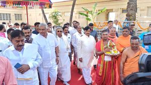  ಮಾದಪ್ಪನ ಬೆಟ್ಟದಲ್ಲಿ ಸಿದ್ದರಾಮಯ್ಯ ಬೆಳ್ಳಿ ರಥ ಸೇವೆ: ಸಿಎಂಗೆ ಪುತ್ರನ ಸಾಥ್‌