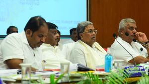  ಚಾಮರಾಜನಗರ ಅಧಿಕಾರಿಗಳಿಗೆ ಸಿಎಂ ಕ್ಲಾಸ್‌: ಆಡಳಿತ ಯಂತ್ರಕ್ಕೆ ಚುರುಕು ಮುಟ್ಟಿಸಿದ ಸಿದ್ದರಾಮಯ್ಯ