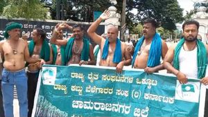  ರೀ ಸ್ವಾಮಿ.. ಬರೀ 5 ಲಕ್ಷ ಅಲ್ಲ 50 ಕೋಟಿ ರೂ. ಕೊಡ್ತೀವಿ ನೀನೇ ಆತ್ಮಹತ್ಯೆ ಮಾಡ್ಕೋ: ಸಕ್ಕರೆ ಸಚಿವರಿಗೆ ರೈತರಿಂದ ಆಫರ್
