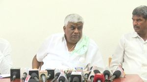 ನಿಮ್ಮ ಗ್ಯಾರಂಟಿ ಯೋಜನೆಗಾಗಿ ರೈತರ ಬದುಕು ಬಲಿ ಕೊಡಬೇಡಿ-ಕಾಂಗ್ರೆಸ್‌ ವಿರುದ್ಧ ರೇವಣ್ಣ ಕಿಡಿ