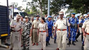 ಹುಬ್ಬಳ್ಳಿ ಈದ್ಗಾ ಮೈದಾನದಲ್ಲಿ ಗಣೇಶೋತ್ಸವ: ಪೊಲೀಸರಿಂದ ಪಥಸಂಚಲನ