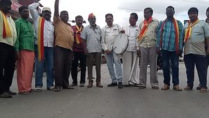  Cauvery Dispute: ಸರ್ಕಾರಗಳು ತಮಿಳುನಾಡಿಗೆ ಮಾರಾಟವಾಗಿವೆ: ಚಾಮರಾಜನಗರದಲ್ಲಿ ಕನ್ನಡಪರ ಸಂಘಟನೆಗಳ ಆಕ್ರೋಶ