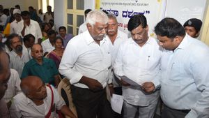  ಸಾರ್ವಜನಿಕರನ್ನು ಕಚೇರಿಗಳಿಗೆ ಅಲೆಸದೇ ಜನಸ್ನೇಹಿಯಾಗಿ ಕರ್ತವ್ಯ ನಿರ್ವಹಿಸಿ: ಅಧಿಕಾರಿಗಳಿಗೆ ಸಚಿವ ಎಚ್.ಸಿ.ಮಹದೇವಪ್ಪ ಸೂಚನೆ
