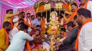  ಈದ್ಗಾ ಮೈದಾನದಲ್ಲಿ ಶಾಂತಿಯುತವಾಗಿ ಪ್ರತಿಷ್ಠಾಪನೆಗೊಂಡ ವಿನಾಯಕ: ಪೊಲೀಸ್‌ ಬಿಗಿ ಭದ್ರತೆಯಲ್ಲಿ ಅದ್ಧೂರಿ ಮೆರವಣಿಗೆ