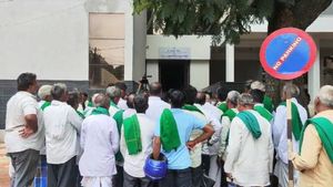 ಹುಬ್ಬಳ್ಳಿ: ವಿವಿಧ ಬೇಡಿಕೆ ಈಡೇರಿಕೆಗೆ ಆಗ್ರಹಿಸಿ ಪ್ರಹ್ಲಾದ್‌ ಜೋಶಿ ಕಚೇರಿಗೆ ರೈತರ ಮುತ್ತಿಗೆ