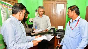  ಕಲಘಟಗಿ ತಾಲೂಕಿನ ವಿವಿಧ ಗ್ರಾಮ ಪಂಚಾಯತಿ ಕಚೇರಿಗಳಿಗೆ ಕಂದಾಯ ಸಚಿವ ದಿಢೀರ್ ಭೇಟಿ