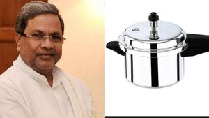 ಕುಕ್ಕರ್, ಐರನ್‌ ಬಾಕ್ಸ್ ಹಂಚಿಕೆ ಆರೋಪ: ಸಿಎಂ ಸಿದ್ದರಾಮಯ್ಯ ವಿರುದ್ಧ ಮೈಸೂರಿನಲ್ಲಿ ಬಿಜೆಪಿ ದೂರು