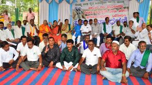  Cauvery Dispute: ಸುಪ್ರೀಂ ಕೋರ್ಟ್ ಆದೇಶದ ವಿರುದ್ಧ ಸಕ್ಕರೆ ನಾಡಿನಲ್ಲಿ ತೀವ್ರಗೊಂಡ ರೈತರ ಸಮರ