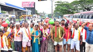  ಕಾವೇರಿ ವಿವಾದ:  ಮಂಡ್ಯದಲ್ಲಿ ಕನ್ನಡಪರ ಸಂಘಟನೆಗಳ ಕಾರ್ಯಕರ್ತರಿಂದ ಚಡ್ಡಿ ಮೆರವಣಿಗೆ