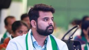 MP Prajwal Revanna Disqualified: ಪ್ರಜ್ವಲ್ ರೇವಣ್ಣಗೆ ಬಿಗ್ ಶಾಕ್; ಸಂಸದ ಸ್ಥಾನದಿಂದ ಅನರ್ಹ: ಹೈಕೋರ್ಟ್‌ ಆದೇಶ 