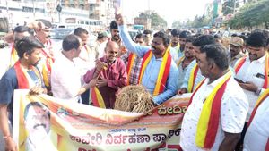  ರಾಮನಗರದಲ್ಲಿ ಕಾವೇರಿ ಕಿಚ್ಚು: ಡಿಸಿ ಕಚೇರಿಗೆ ಮುತ್ತಿಗೆ, ಪೊಲೀಸರ ವಿರುದ್ಧ ಆಕ್ರೋಶ