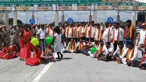  Cauvery dispute: ಕಣಮಿಣಿಕೆ ಟೋಲ್ ಬಳಿ ಕನ್ನಡಪರ ಸಂಘಟನೆಗಳ ಸಮರ, ಮಹಿಳೆಯರಿಂದ ಉರುಳು ಸೇವೆ 