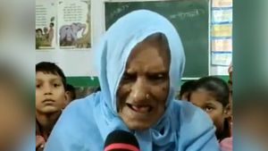 ಮೊಮ್ಮಗಳ ಜೊತೆ ಶಾಲೆಯಲ್ಲಿ ಪಾಠ ಕೇಳುವ ಅಜ್ಜಿ: ಸ್ಪೂರ್ತಿದಾಯಕ ಕಥೆ ಇಲ್ಲಿದೆ....