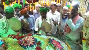  ಚಾಮರಾಜನಗರ: 450 ವರ್ಷಗಳ ಪುರಾತನ ದರ್ಗಾದಲ್ಲಿ ಗಂಧದ ಉರುಸ್ ಸಂಭ್ರಮ, ಎಲ್ಲಾ ಧರ್ಮಗಳ ಭಕ್ತರ ಆಗಮನ