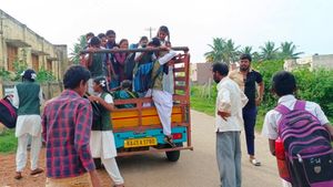 H.D.ಕೋಟೆ: ದಯವಿಟ್ಟು ನಮ್ಗೆ ಒಂದೇ.. ಒಂದು KSRTC ಬಸ್‌ ಕಲ್ಪಿಸಿಕೊಡಿ ಸಾರ್‌,  ಶಾಲಾ ಮಕ್ಕಳ ಅಳಲು