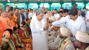  ಮಲೆ ಮಾದಪ್ಪನ ಸನ್ನಿಧಿಯಲ್ಲಿ 37 ಜೋಡಿಗಳ ಸಾಮೂಹಿಕ ವಿವಾಹ, ಶುಭಹಾರೈಸಿ ಉತ್ತಮ ಸಂದೇಶ ಸಾರಿದ ಸಿಎಂ