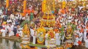  ಹುಬ್ಬಳ್ಳಿಯ ಸಿದ್ಧಾರೂಢ ಮಠದಲ್ಲಿ ಓಂ ನಮಃ ಶಿವಾಯ ಜೈಕಾರದ ಮೂಲಕ ಅದ್ಧೂರಿಯಾಗಿ ನಡೆದ ತೆಪ್ಪೋತ್ಸವ