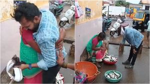  ಉಡುಪಿ: ಮೂರು ವರ್ಷದ ಬಳಿಕ ದುಬೈನಿಂದ ಬಂದು ಅಮ್ಮನಿಗೆ ಸಪ್ರೈಸ್‌ ನೀಡಿದ ಮಗ