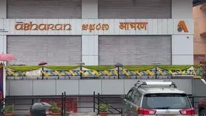 ಬೆಳ್ಳಂಬೆಳಗ್ಗೆ ಕರಾವಳಿಯ ಚಿನ್ನದಂಗಡಿ ಮಾಲೀಕರಿಗೆ ಶಾಕ್‌: ಆಭರಣ ಜ್ಯುವೆಲ್ಲರಿಯ ಮೇಲೆ ಐಟಿ ದಾಳಿ