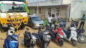  ಹನೂರು: ಚರ್ಚ್‌ನಲ್ಲಿ ನೂರಾರು ಮಂದಿ ಕ್ರೈಸ್ಥರಿಂದ ಆಯುಧ ಪೂಜೆ ಸಂಭ್ರಮ