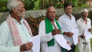 ಬರಗಾಲದಲ್ಲಿಯೂ ಬೆಳೆ ಸಾಲ ತುಂಬಲು ಬ್ಯಾಂಕ್‌ಗಳಿಂದ ನೋಟಿಸ್, ಧಾರವಾಡ ಜಿಲ್ಲೆ ರೈತ ಕಂಗಾಲು