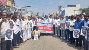  ಕೆ.ಎಸ್ ಭಗವಾನ್ ವಿರುದ್ಧ ಒಕ್ಕಲಿಗ ಸಮಾಜ ಪ್ರತಿಭಟನೆ: ಗಡಿಪಾರಿಗೆ ಆಗ್ರಹ 
