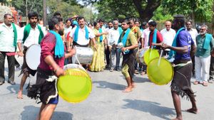  ಕಾವೇರಿ ವಿವಾದ: ಮಂಡ್ಯದಲ್ಲಿ ಡೊಳ್ಳು ಕುಣಿತದೊಂದಿಗೆ ಕಾವೇರಿ ಹೋರಾಟ ಮುಂದುವರೆಸಿದ ಕಲಾವಿದರು