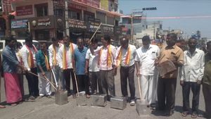  ಚಾಮರಾಜನಗರದಲ್ಲಿ ಕಾವೇರಿ ಕಿಚ್ಚು: ಖಾಲಿ ಟಿನ್‌ಗಳನ್ನು ಬಡಿದು ಸರ್ಕಾರದ ವಿರುದ್ಧ ಆಕ್ರೋಶ