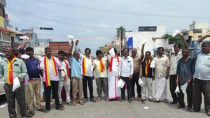  ತೊಳಿಯೋದಕ್ಕೂ ನೀರಿರಲ್ಲ : ಟಿಶ್ಯೂ ಹಿಡಿದು ಕಾವೇರಿ ಹೋರಾಟಗಾರರ ಪ್ರತಿಭಟನೆ
