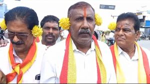  ಕಿವಿ ಮೇಲೆ ಹೂವಿಟ್ಟುಕೊಂಡು ರಸ್ತೆ ತಡೆ, ಚಾಮರಾಜನಗರದಲ್ಲಿ ಕಾವೇರಿ ಕಿಚ್ಚು