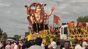  ಚಿಕ್ಕಬಳ್ಳಾಪುರ: 13 ದಿನಗಳ ಬಳಿಕ 20 ಅಡಿ ಬೈಪಾಸ್ ಗಣೇಶ ವಿಸರ್ಜನೆ, ಅದ್ಧೂರಿ ಮೆರವಣಿಗೆ