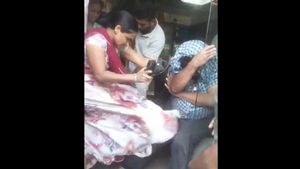  ಮಹಿಳೆಯರ ಜೊತೆ ಅಸಭ್ಯ ವರ್ತನೆ: ತರೀಕೆರೆಯಲ್ಲಿ ಚಿನ್ನದಂಗಡಿ ಮಾಲೀಕನಿಗೆ ಮೆಟ್ಟಿನ ಏಟು