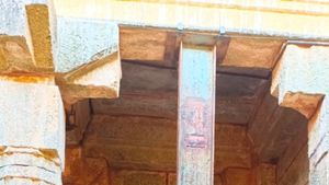  ಎಚ್.ಡಿ.ಕೋಟೆ: ಚೋಳರ ಕಾಲಘಟ್ಟದ ದೇಗುಲದ ರಾಜಗೋಪುರದಲ್ಲಿ ಬಿರುಕು, ಭಕ್ತರಿಗೆ ಆತಂಕ