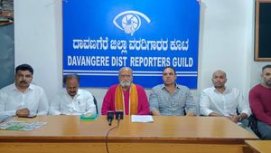  ಭಯೋತ್ಪಾದಕನ ರೀತಿ  ನನ್ನನ್ನು ಬಂಧಿಸಿ ದಾವಣಗೆರೆಗೆ ಬಿಟ್ಟು ಹೋಗಿದ್ದು ಖಂಡನೀಯ-ಪ್ರಮೋದ್ ಮುತಾಲಿಕ್