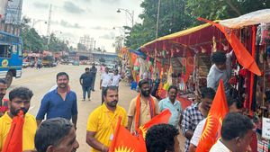  ಮಂಗಳಾದೇವಿ  ಉತ್ಸವದಲ್ಲಿ ಅಂಗಡಿಗಳಿಗೆ ಭಗವಾಧ್ವಜ: ಹಿಂದೂಗಳ ಬಳಿ ವ್ಯಾಪಾರಕ್ಕೆ ಮನವಿ