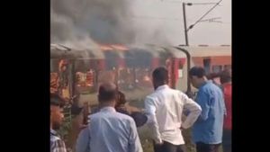 ಆಗ್ರಾ ಬಳಿ ಎಕ್ಸ್‌ಪ್ರೆಸ್‌ ರೈಲಿನಲ್ಲಿ ಬೆಂಕಿ: ತಪ್ಪಿತು ಭಾರೀ ಅನಾಹುತ
