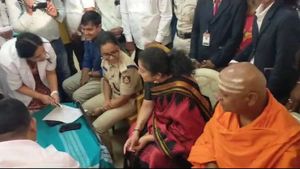  ಗಾಂಧಿ ಜಯಂತಿ: ಚಾಮರಾಜನಗರದಲ್ಲಿ ಡಿಸಿ, ಎಸ್ಪಿ, ಸ್ವಾಮೀಜಿಯಿಂದ ರಕ್ತದಾನ