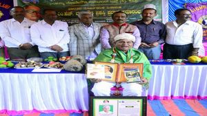  ಮಂಡ್ಯ: ಬರಡು ಭೂಮಿಯಲ್ಲಿ ಬಂಗಾರದ ಬೆಳೆ ಬೆಳೆದ ಪ್ರಗತಿಪರ ರೈತ