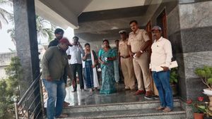  ಕಡೂರು: ಪಟಾಕಿ ವ್ಯಾಪಾರಸ್ಥರ ಮನೆಗಳ ಮೇಲೆ ಪುರಸಭಾ ಅಧಿಕಾರಿಗಳ ದಾಳಿ